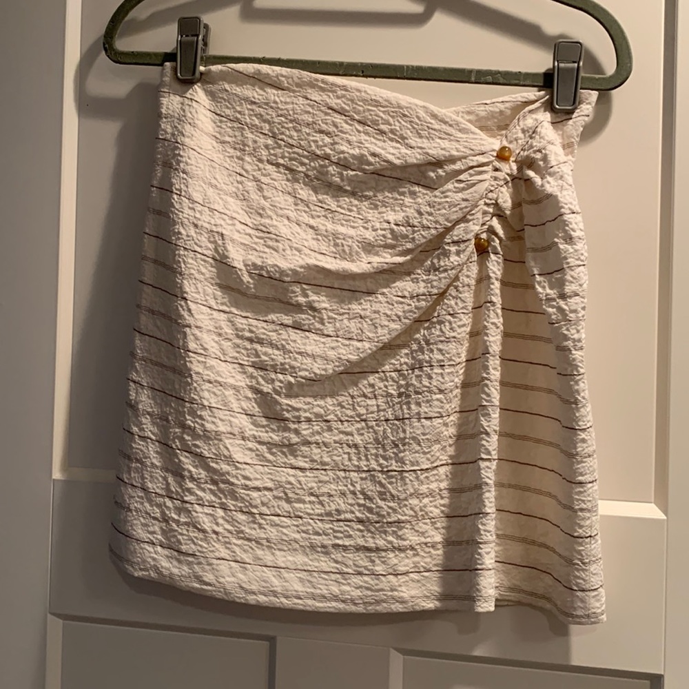Textured white and beige stripe mini skirt